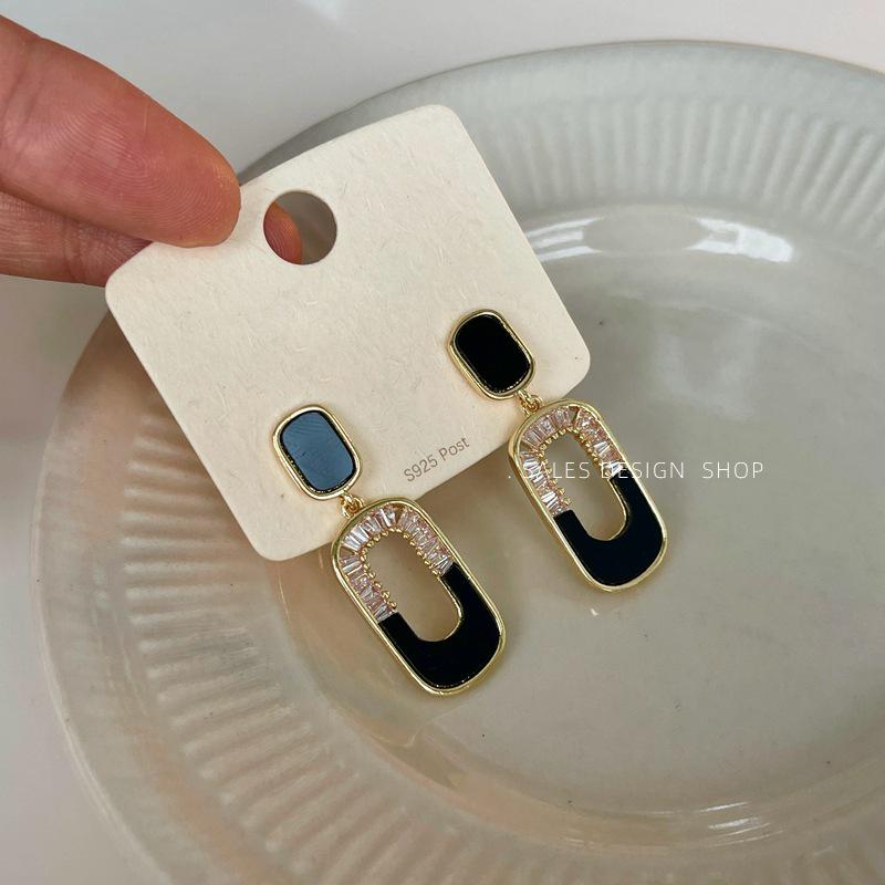 Elegant Korean Geometric Zircon & Mother-of-Pearl Stud Earrings: Light Luxury & Versatile Fashion for Women