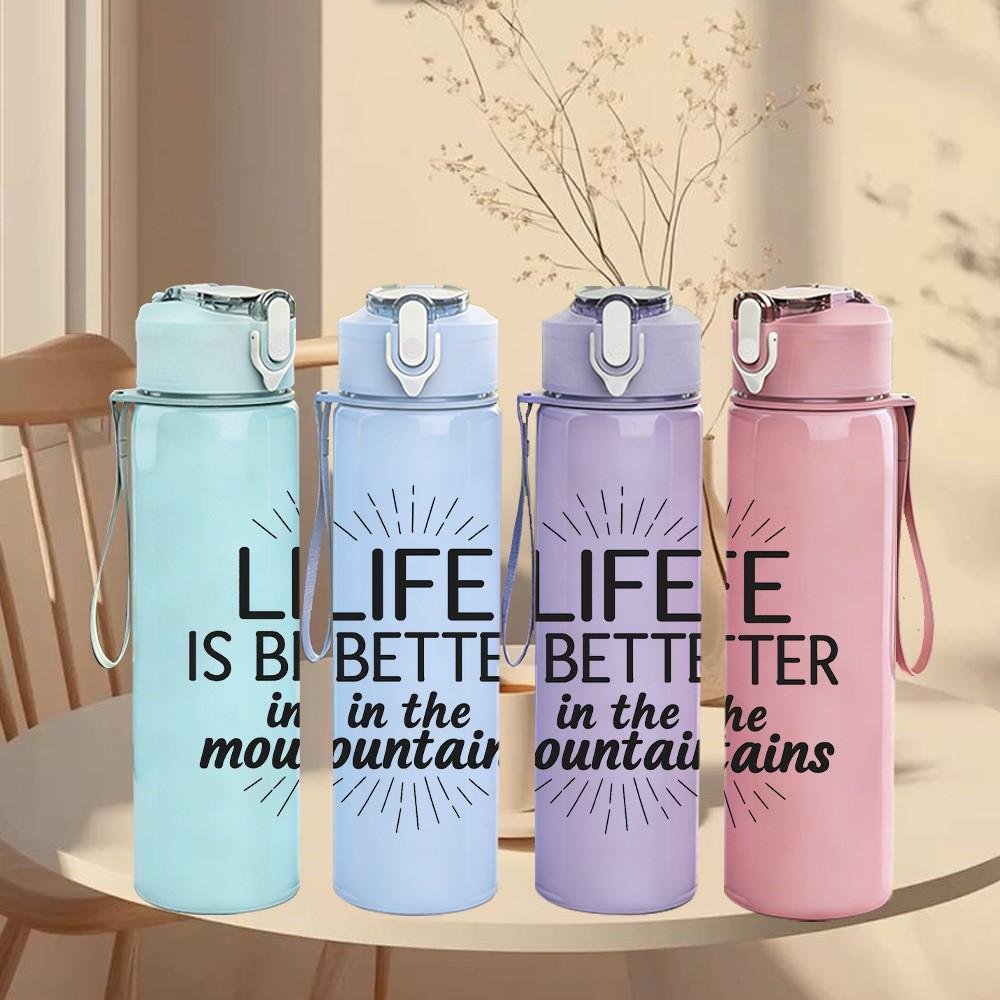 1PC Life Is Better In The Mountains Letter 750ml Color Plastic Sports Water Bottle Leakproof Flip Straw Lid Suitable for Sports Office Home Use