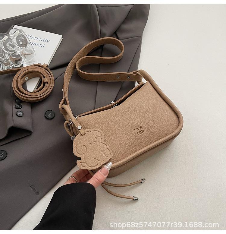 Korean version of simple fashion sense messenger small square bag women 2025 spring new commuter portable versatile small bag