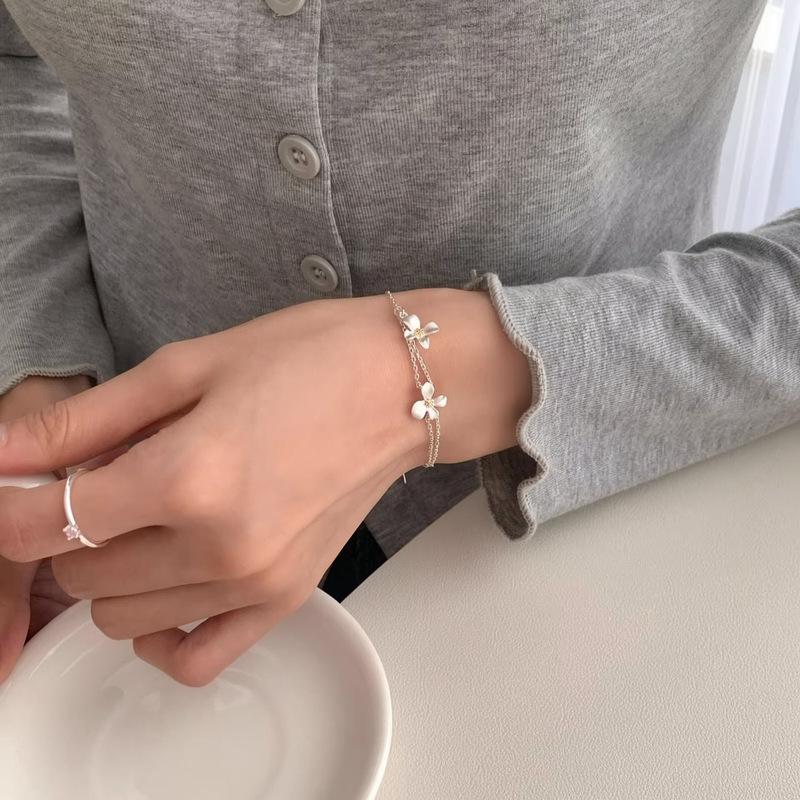 Elegant Gardenia Oil Drop Bracelet: Fashionable, High-End, Exquisite Accessory for Women.