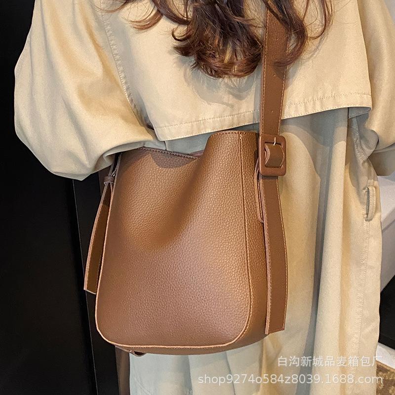 Retro Casual Shoulder Bag Women's 2025 New Fashion Solid Color Bucket Bag Niche Trend Commuter Messenger Bag