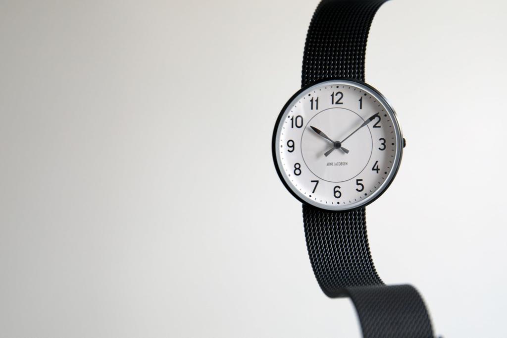 ARNE JACOBSEN STATION 53412-2010, 40mm, Design Nórdico, Resistente à Água (Design Silencioso sem Ponteiro de Segundos), BrancoPreto, Pulseira de Malha