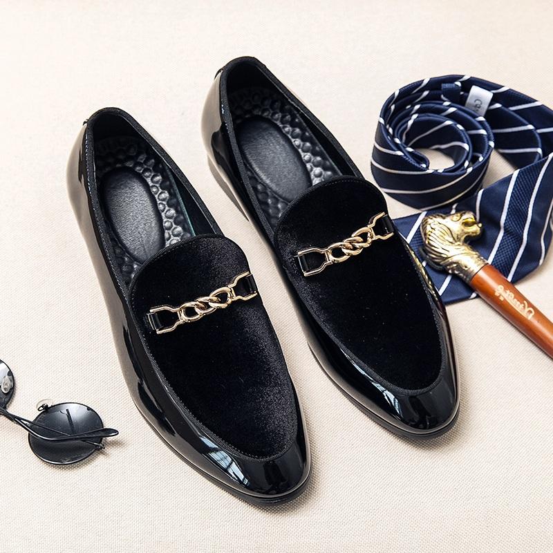 British Men Velvet Patchwork Leather Shoes Pointed Toe Metal Chain Loafers Wedding Dress Prom Groom Footwear Zapatos Hombre