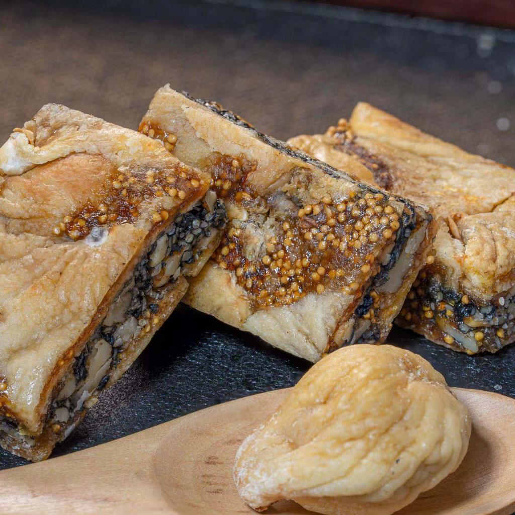 Black Sesame & Walnut Fig Sandwich Pie, 100g