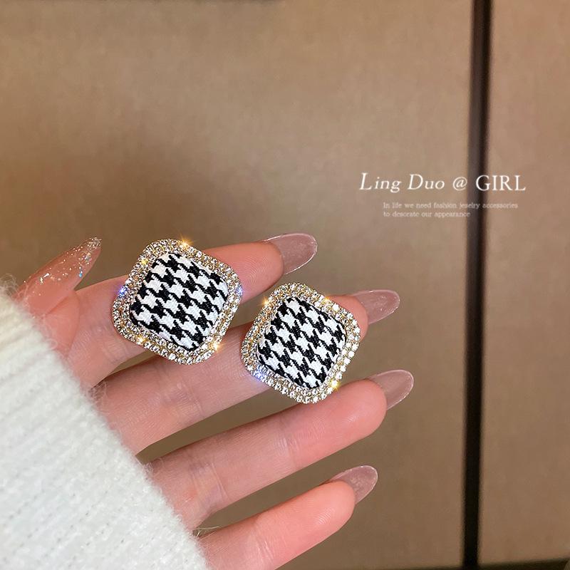 Boucles d'oreilles de luxe tendance 2024 accrocheuses pour femmes: Boucles d'oreilles à clous tendance et polyvalentes pour l'automne et l'hiver