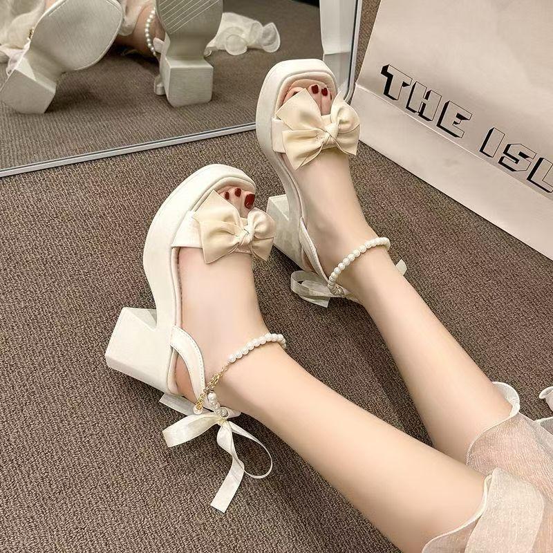 In the summer of 2025, the new popular foreign-style pearls with sandals, women wear fairy style with skirts and high heels.
