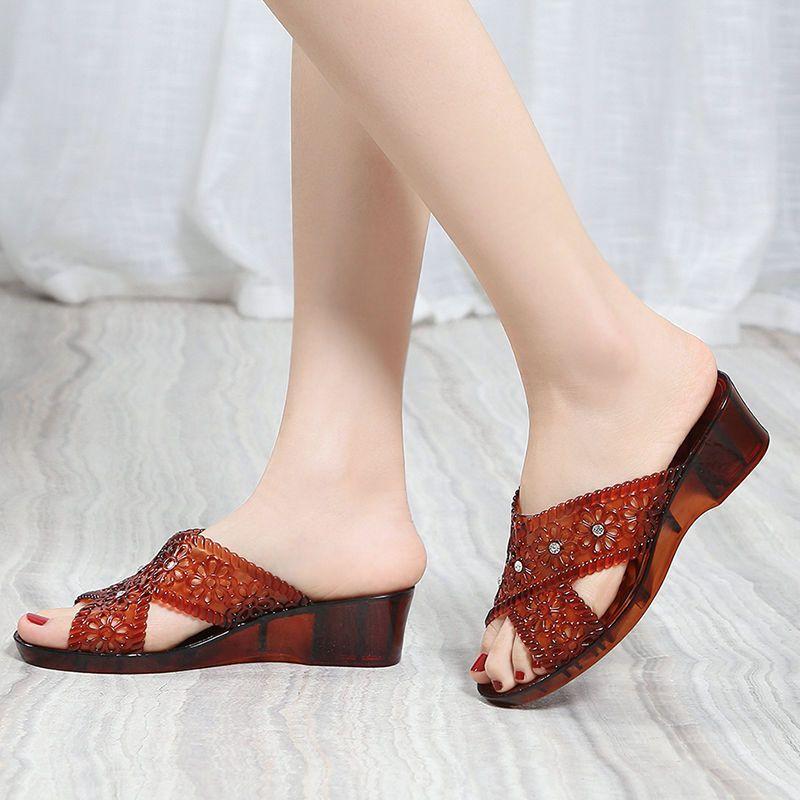 Anti Slip Slope and Crystal Jelly Thick Soled High-heeled Sandals for Women's Summer Outdoor Wear Fashionable and Versatile Transparent One-piece Mop