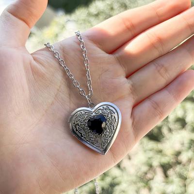 Baroque Vintage Heart-Shaped Photo Box Pendant Necklace Jewelry Photo Picture Locket