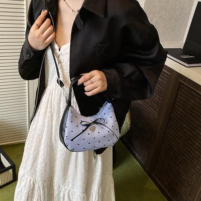 Eine Nischen-Farbblock-Damenhandtasche mit Schleife, Umhängetasche, eine modische und Hot-Girl-Handtasche in Halbmondform