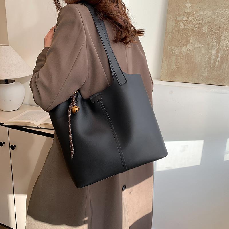 Spacious Elegant Two-tone Pu Tote Bag For Women With Stylish Stitching Details
