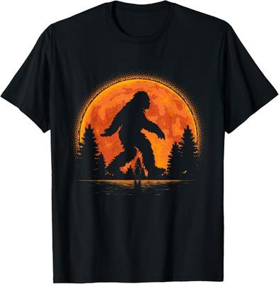 T-shirt Grafica Tramonto nella Foresta di Bigfoot Sasquatch Avventura Unisex T-shirt Unisex