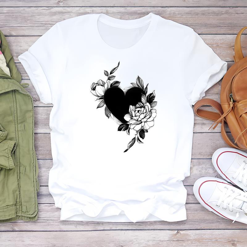 Trendy summer T-shirt with fashionable prints, cute and stylish short-sleeve top for women.