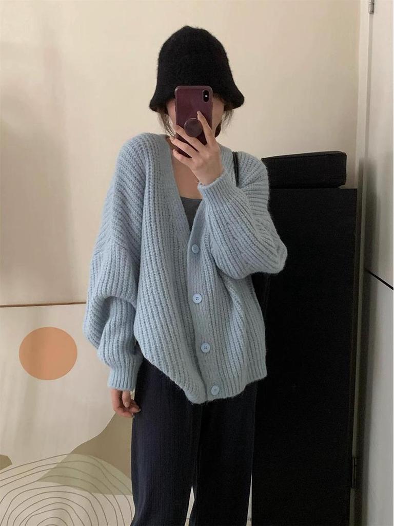 Women's Soft Pink Knit Cardigan: Gentle, Relaxed Style for Spring and Autumn