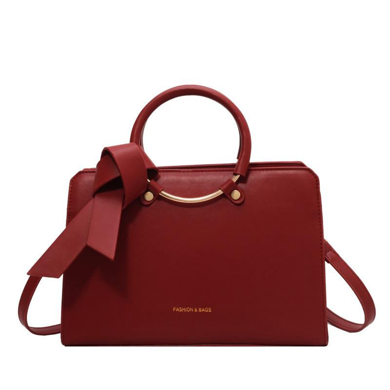 

2025 новая сумка-тоут большой вместимости женская модная в иностранном стиле сумка с ручкой-кольцом из железа текстурная на плечо мессенджер красный