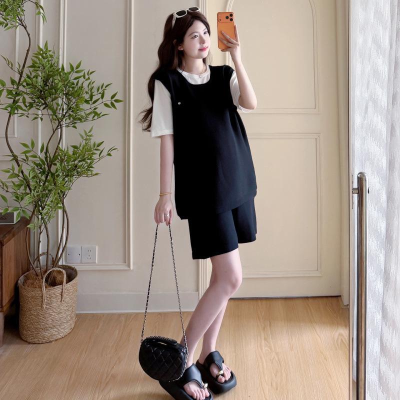 

Chic Maternity Summer Two-Piece: Stylish Short-Sleeved Top & Loose Shorts Set Extra Large