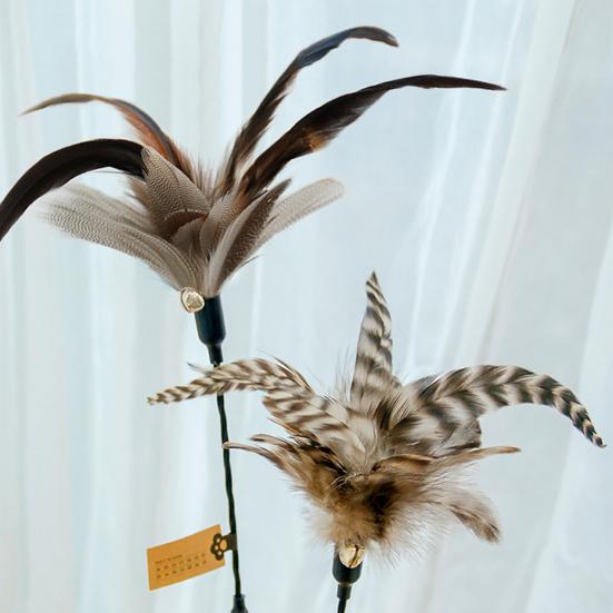 Katzenstab Federdesign mit Glöckchen Ergonomischer Griff Glatte Kante Bissfest Lindern