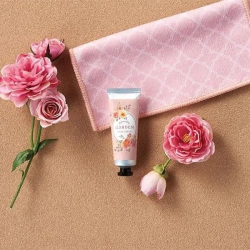 [Set] Handkerchief and Hand Cream Set by GARDEN. Perfect As a Small Gift, Small Present, Prize, Mother's Day, Respect for the Aged Day, Father's Day,