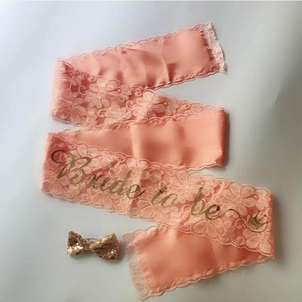 Bride To Be Dantela Eticheta Cureaua Curele de mireasa Cu Paiete Fundita Strat dublu Dantela Bronzing Cureaua de umar subtire Lumina pentru petrecerea burlacilor Decor de nunta