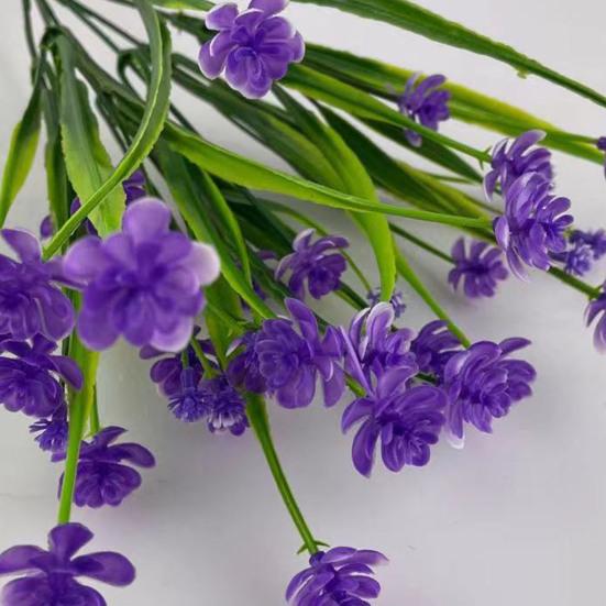 Wunderschöne Kunstblume, auffällig und minimalistisch in leuchtenden Farben