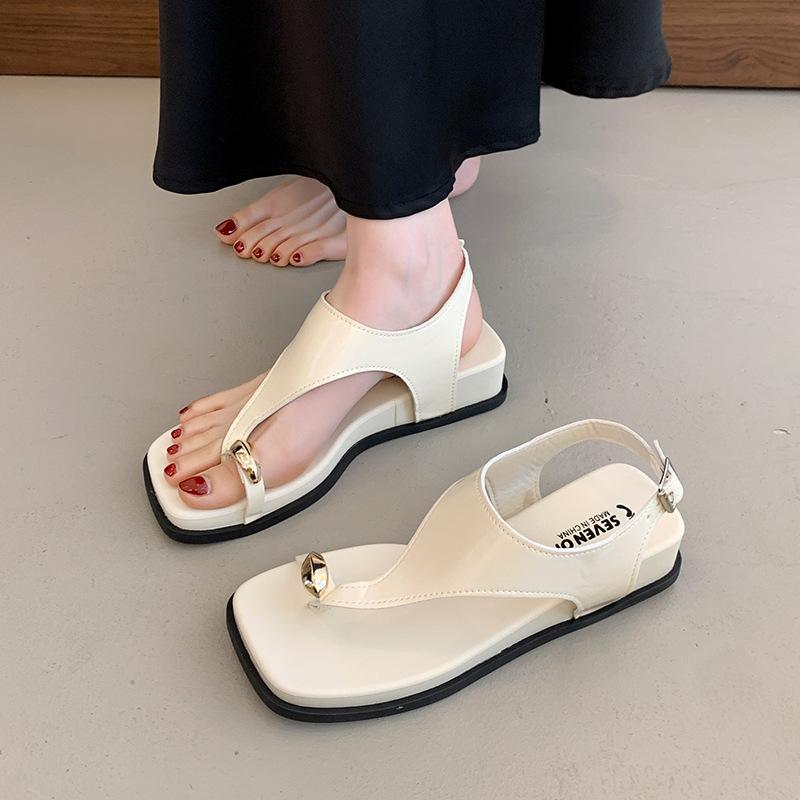Retro one-word buckle clip foot flat-soled set of toe sandals women's 2025 summer new soft-soled toe Roman open-toed sandals