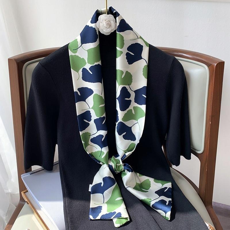 Women' printed scarf with magnetic fastening