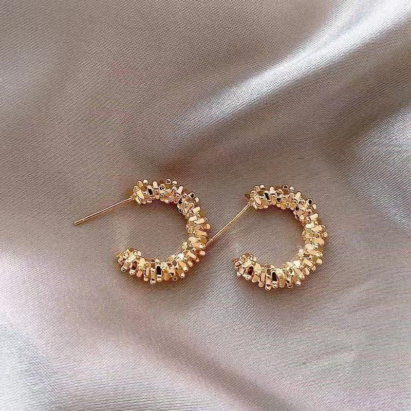 

Retro Metal Earrings for Women in Europe and America, Exaggerated Geometric Earrings, Niche Design, Light Luxury, High-end, Temperament Earrings
