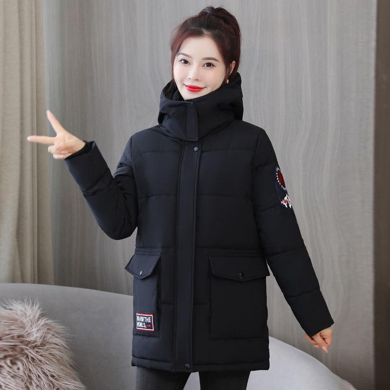 Gruby i roboczy płaszcz bawełniany na zimę. Prosty i klasyczny design. Casualowa odzież wierzchnia. Odzież damska