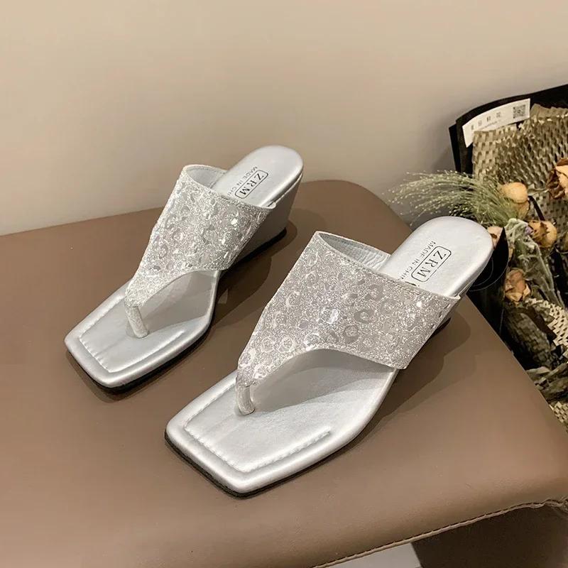 

Slippers Women Summer Shoes Rubber Flip Flops Low Pantofle Glitter Slides Square heel Big Size Hawaiian 2024 plus size 41 35 срібний