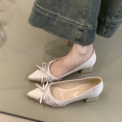 Spitze Temperament High Heels Damen Frühling und Sommer neue Französisch sanfte Schleife dicker Absatz einzelne Schuhe leichter Mund Abend Pendlerschuhe