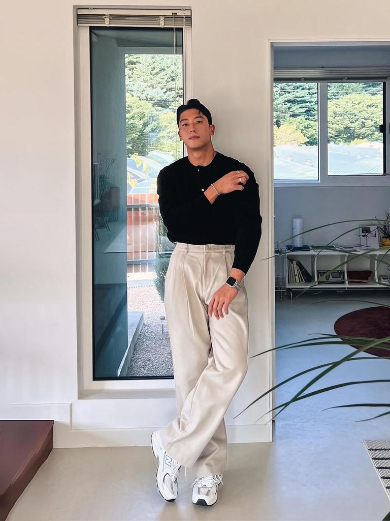 Hong Kong Style Men's Double-Pleated Pants - Designer-Look, High-Quality, Versatile Suit Pants with Straight, Wide Legs.