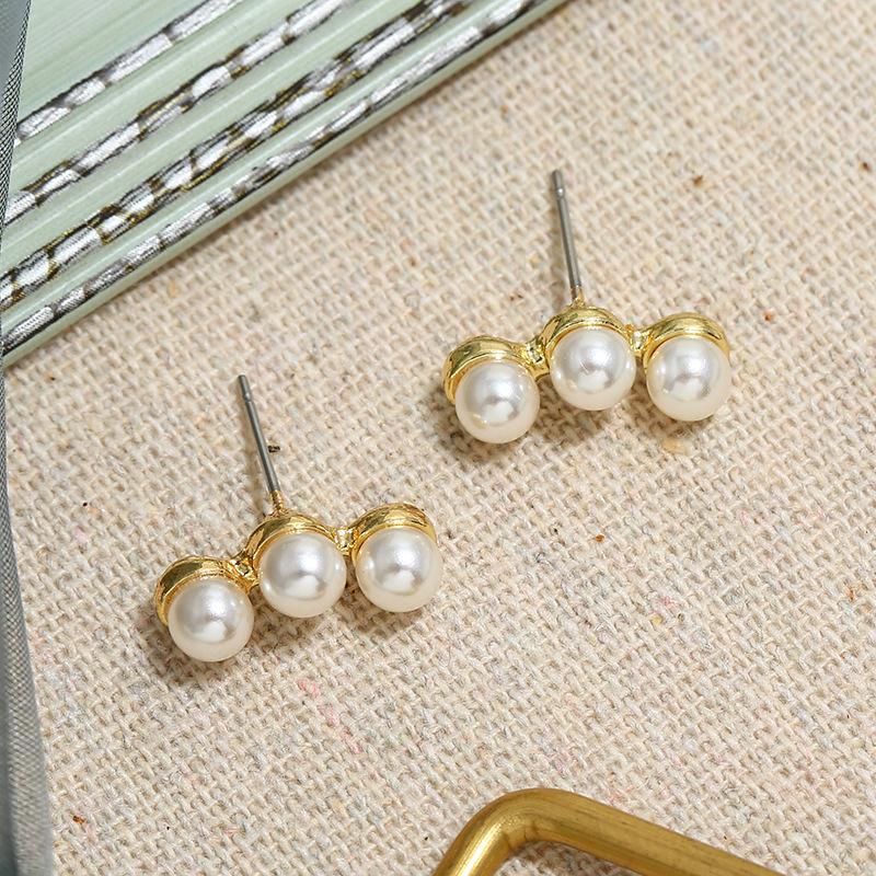 Retro Baroque Pearl Stud Earrings Women's Versatile High-end French Earrings, Simple Temperament, Personalized Trendy Ear Jewelry