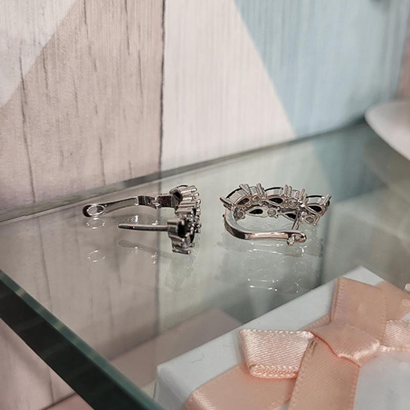 Huitan Boucles d'oreilles créoles CZ noires et blanches pour femmes Nouveaux accessoires féminins à la mode Design tendance Bijoux de mariage à porter au quotidien