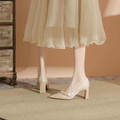 Zapatos de boda perla no pies cansados moda tacones altos zapatos individuales de punta gruesa para mujer verano 2025 nuevo champán zapatos de dama de honor
