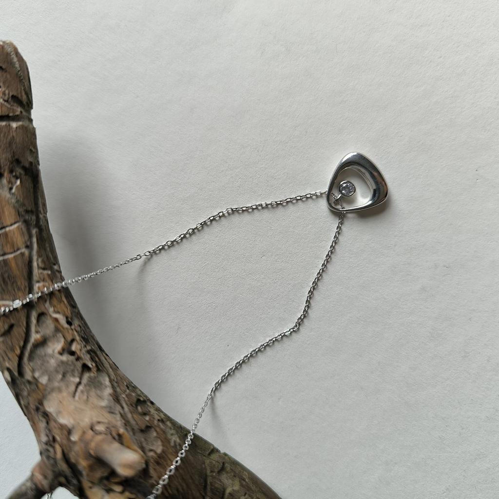 Серебряное колье с фианитами, вес изделия 3,95 гр (2186953)