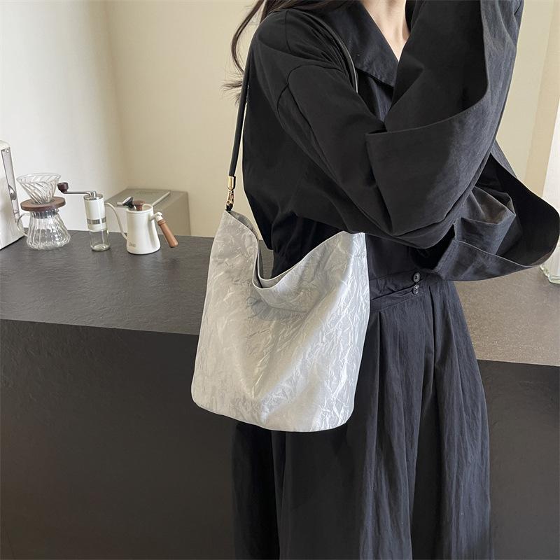 Solid Color Korean Version Simple Shoulder Bag Bag for Women, 2025 Spring and Summer Niche Design, Versatile Ins Crossbody Bag, Bucket Bag for Women