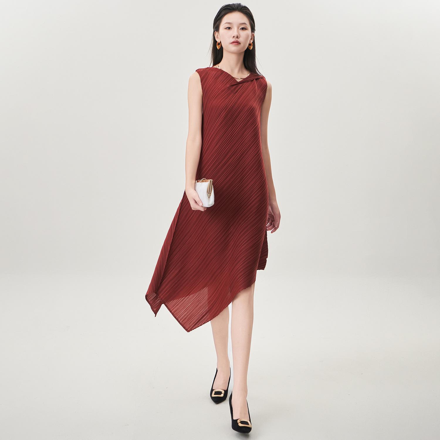 

Miyake Sleeveless Plus Size Irregular Midi Dress - High-End Loose Fit, Fashionable and Versatile One Size коричневый/красный