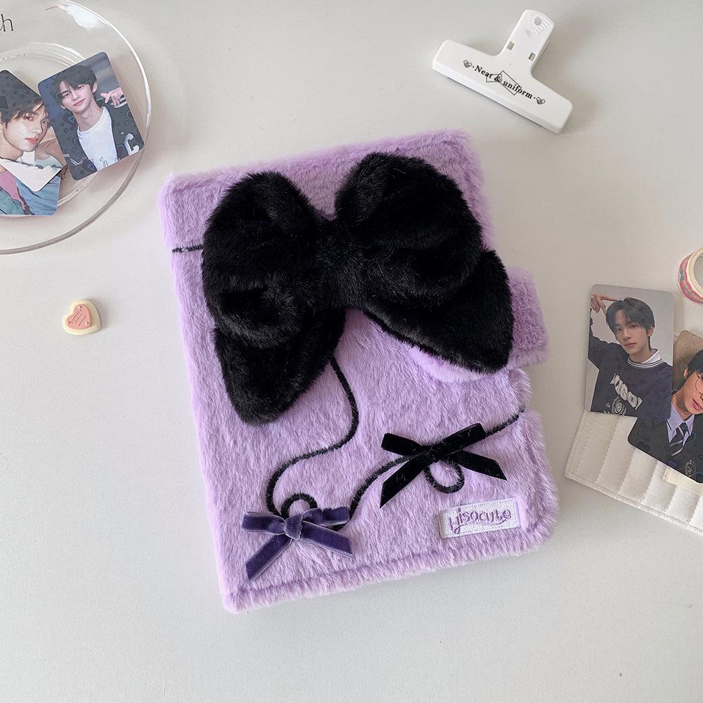 

Великий плюшевий фотоальбом А5 з бантом: 3-дюймовий 4-кишеньковий для фотографій, карток та колекцій.