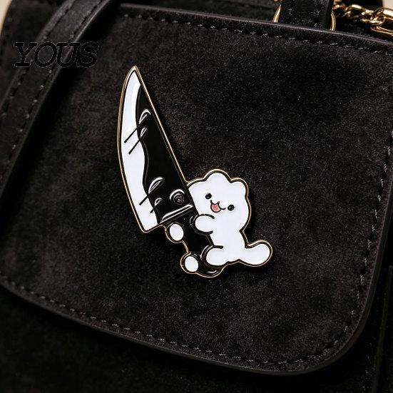Denim Jacket Pin Novelty White Cat Holding Knife Enamel Brooch Pin, Cute Cartoon Hat Animal Lapel for Shirt, Clothing, Backpacks, Jackets, Accessory