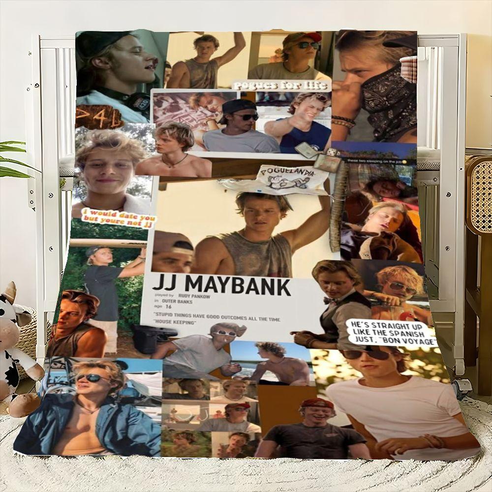 Coperta Collage JJ Maybank Outer Banks - Morbido Plaid in Pile con Momenti Iconici di JJ, Design con Testo Audace, Uso Versatile per H
