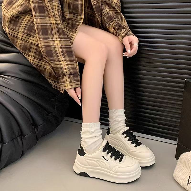 

Модная спортивная повседневная обувь на платформе для женщин, весна 2025, новые универсальные туфли из кожи белого цвета с круглым носком, увеличивающие высоту женской обуви для сноуборда 40 чёрный