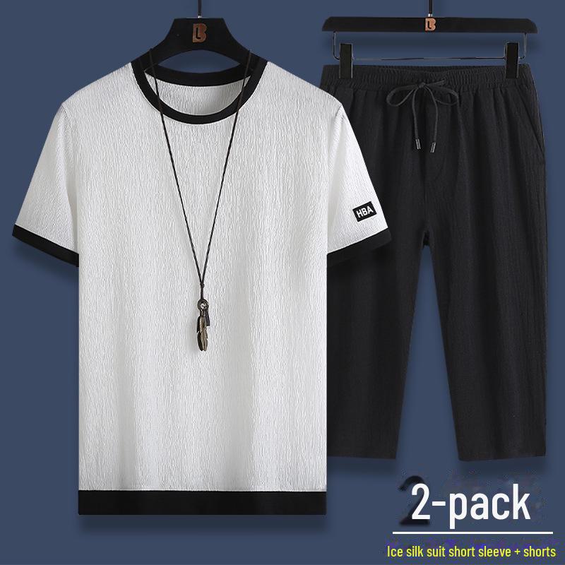 Lässiger Sportanzug für Herren im Sommer: Zweiteiliges Set aus kurzärmligem T-Shirt und Shorts aus Eisseide.
