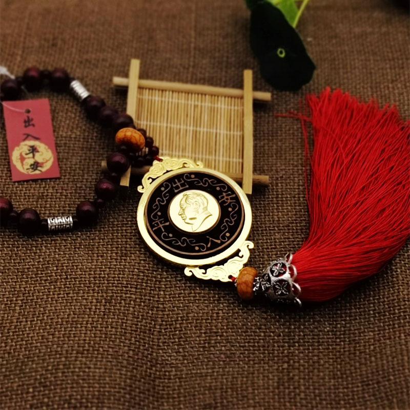Sandelholz-Autoanhänger und Holzkunsthandwerk-Souvenirs von Chairman Mao werden als Geschenke verkauft.