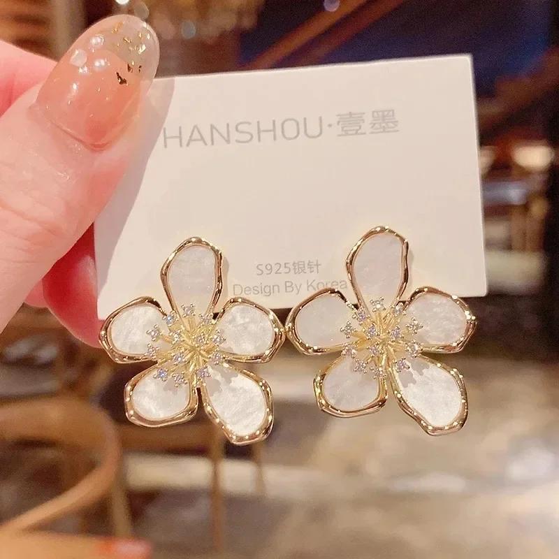 New Jewelry Exaggerated White Acrylic Zircon Flower Earrings Elegant Women Design Wedding Party Accessories