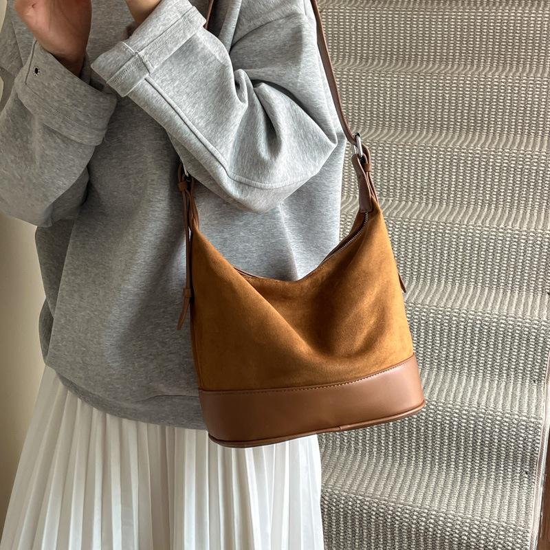 

Сумка подмышку женская 2025 новая сумка через плечо мессенджер зимняя замшевая леопардовый принт большая вместимость тоут сумка-ведро коричневый