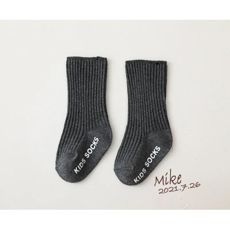 Herbst Winter Baby Mädchen Junge Einfarbig Weiß Buchstabe Bodensocken für 0-3J Kleinkinder Kinder Neugeborenes Baby Weiche Baumwolle Rutschfeste Strümpfe