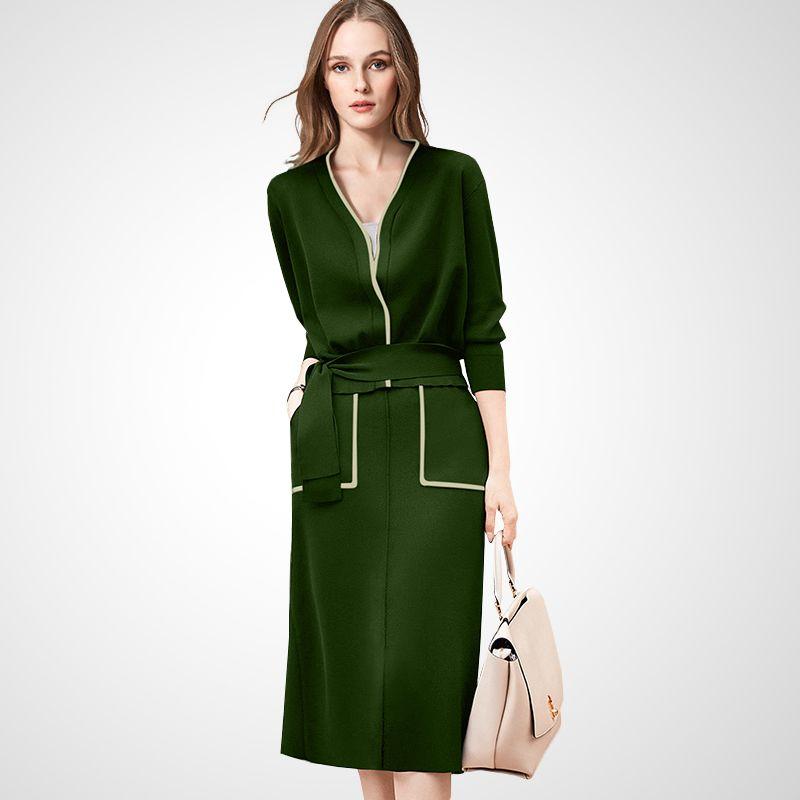

Classy Elegance Dignified Sense of Design Contrast Color Simple Dress Women s 2025 Autumn New V-neck Waist-Tight Skirt