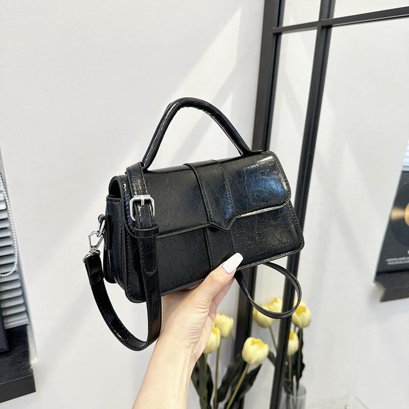 

2025 лето простая маленькая квадратная сумка женская корейская версия модная сумка через плечо зарубежный стиль нишевая легкая роскошь сумка-мессенджер чёрный