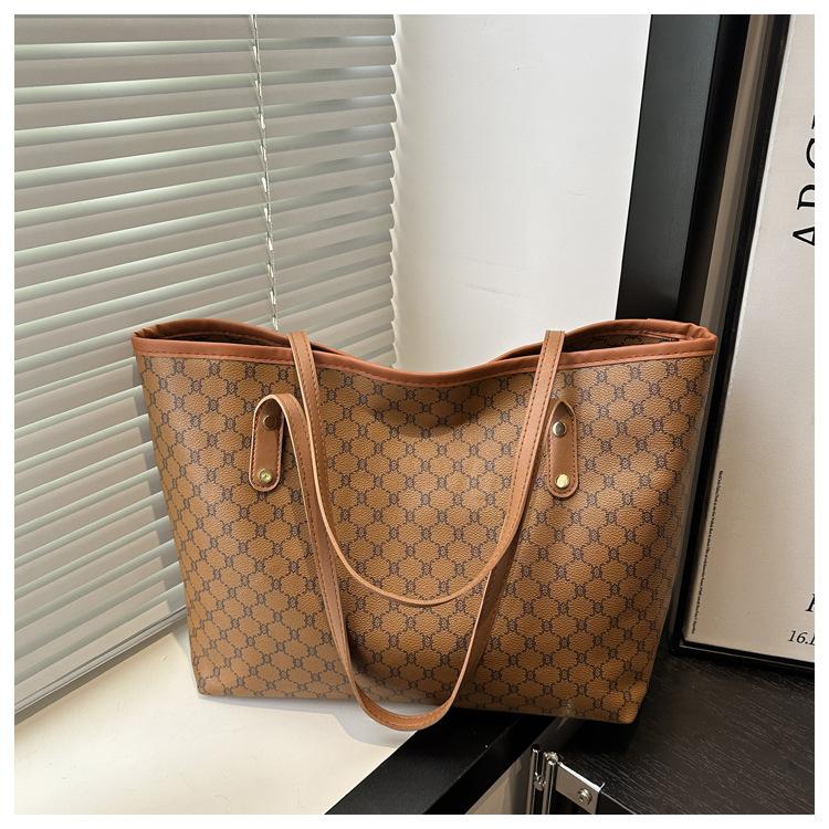 Advanced sense of foreign style versatile hand bag women 2025 new trendy Internet celebrity explosion shoulder bag large capacity tote bag