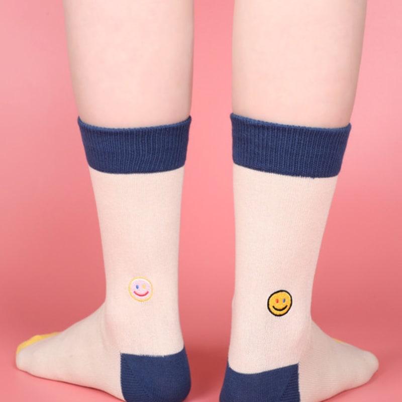 SNOOZY Smile 3 Embroidered Socks (Beige Indigo)