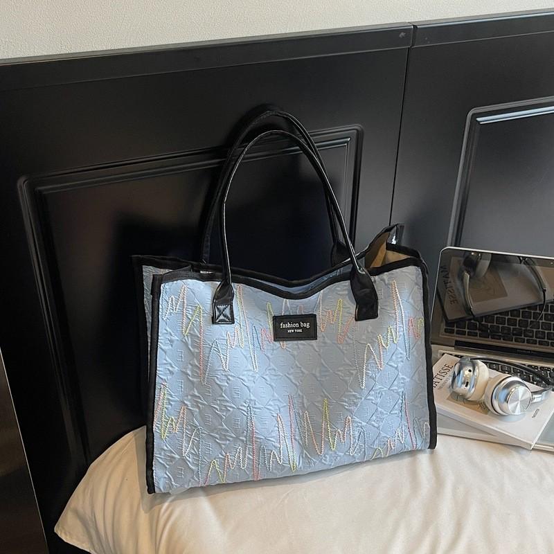 Minimalist Tote Bag For Women With Cotton Fabric And Large Capacity For Daily Commuting